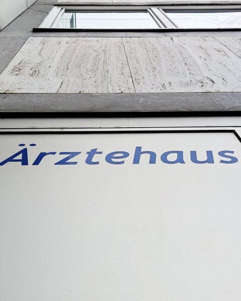 Digitalisierte Gesundheits-App zur Patientensteuerung und Terminvergabe im Arztbesuchssystem.