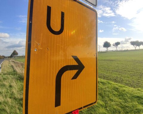 Ein Umleitungsschild, das Verkehrsteilnehmer auf die Sperrung der Kreisstraße hinweist.