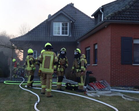 Küchenbrand in Einfamilienhaus, Feuerwehr im Einsatz, verletzter Bewohner, schnelle Brandbekämpfung.