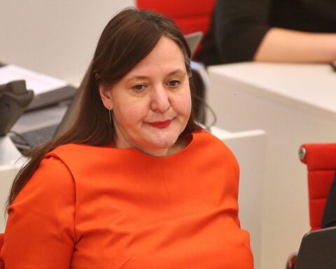 Manja Schüle präsentiert eine Reform des Hochschulrechts für schnellere Berufungs- und Auswahlverfahren.