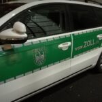 Bild zeigt Behördenkontrollen im Friseurhandwerk; Beamte bei der Überprüfung von Betrieben.