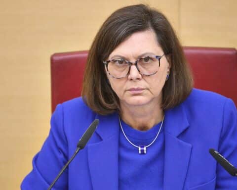 Ilse Aigner bei verschiedenen politischen Terminen und Veranstaltungen in Bayern, fokussiert auf Engagement.