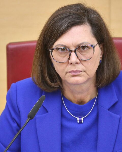 Ilse Aigner bei verschiedenen politischen Terminen und Veranstaltungen in Bayern, fokussiert auf Engagement.