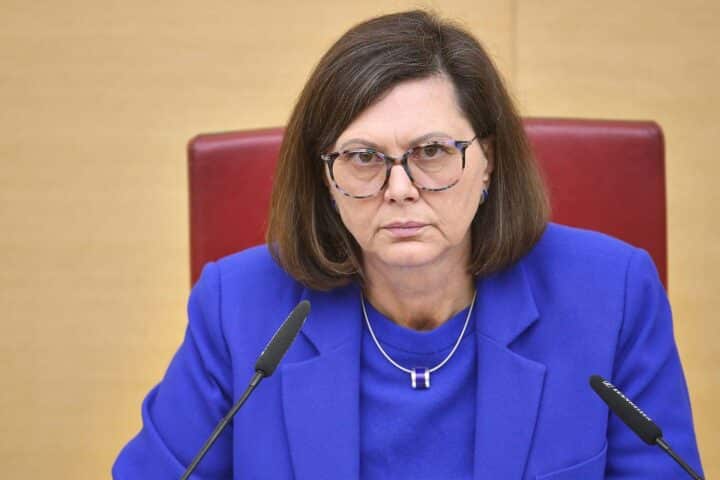 Ilse Aigner bei verschiedenen politischen Terminen und Veranstaltungen in Bayern, fokussiert auf Engagement.