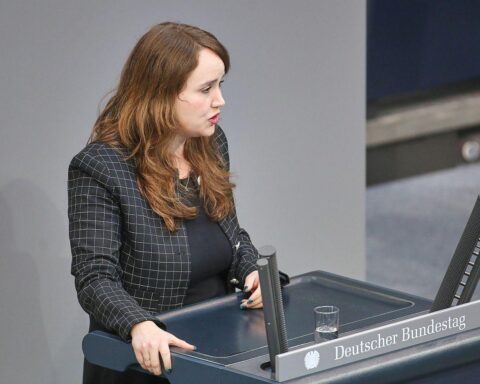 Ricarda Lang fordert Friedrich Merz auf, sich klar für den Schutz von Frauen einzusetzen.