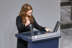 Ricarda Lang spricht über Parteien-Skepsis und deren Einfluss auf Wählerverhalten in Deutschland.