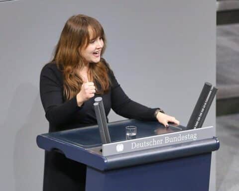 Ricarda Lang spricht über Parteien-Skepsis und deren Einfluss auf Wählerverhalten in Deutschland.