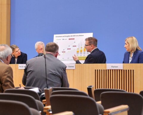 Politiker im Gespräch über Gesundheitsreform, soziale Gerechtigkeit und Prävention im Gesundheitswesen.