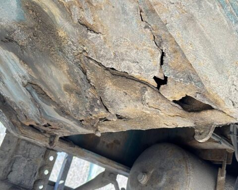 Verrosteter Sattelzug mit gefährlichem Unterboden, Polizeikontrolle auf der Autobahn A2.