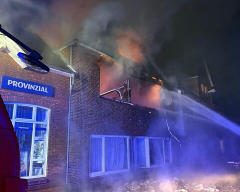 Feuerwehrlöscharbeiten an einem brennenden leerstehenden Gebäude in Wesselburen, Dithmarschen.