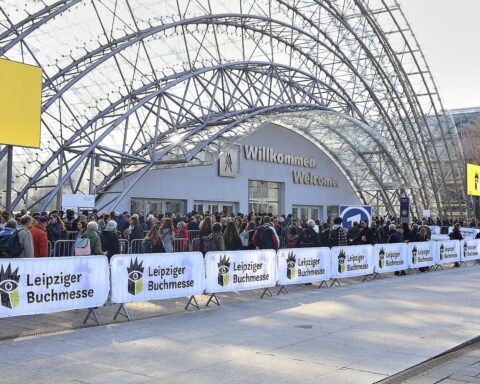 Bunte Buchstände, internationale Aussteller, Besucherinteresse und das Thema "Donau" prägen die Leipziger Buchmesse.