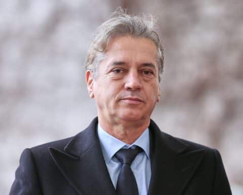 Robert Golob feiert Wahlerfolg trotz Rückgang, Koalitionsgespräche stehen bevor, politische Unsicherheit bleibt.