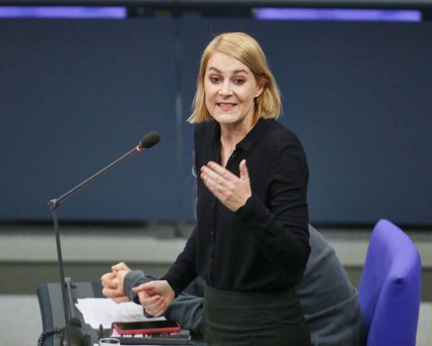 Nicole Gohlke diskutiert kritische Israel-Politik der Linksfraktion im Bundestag. Politische Sitzung in Berlin.
