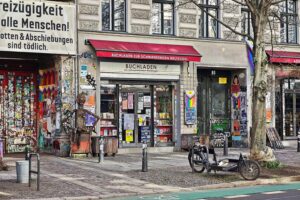 Buchläden im Fokus: Kritik am Ausschluss von Preisträgern durch das Haber-Verfahren in Deutschland.
