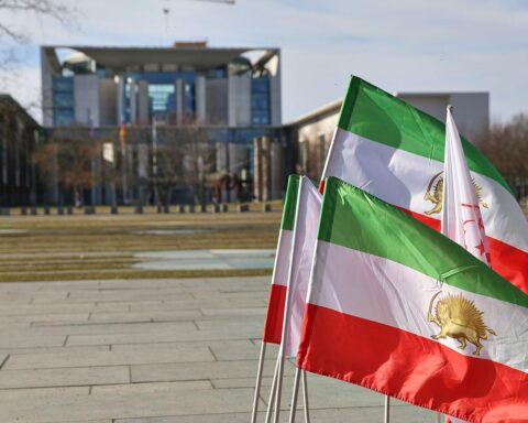 Mahnwache mit Transparenten, Protestierende fordern Unterstützung für iranische Flüchtlinge und Menschenrechte.