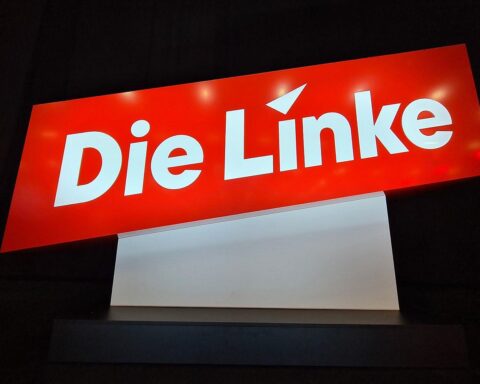 Linken-Politiker diskutieren Polizeiaufgabengesetz, besorgt über Grundrechte und Datenschutz.