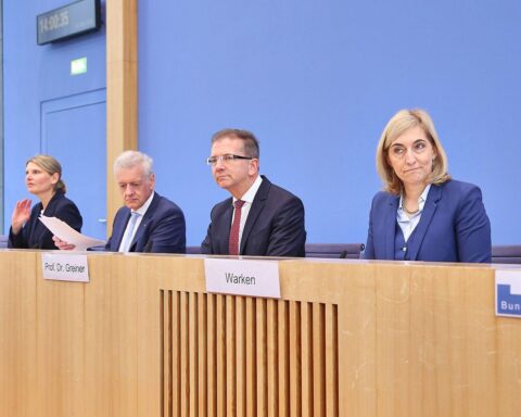 Diskussion über gerechte Krankenversicherungsreform mit Fokus auf Gesundheit und Beiträge.