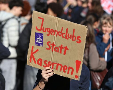 Friedliche Schüler-Demo gegen Wehrdienstpläne, Transparente, engagierte Jugendliche, klare Botschaften für Frieden.