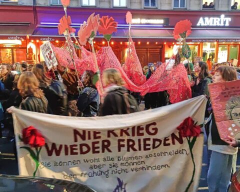 Frauen demonstrieren für Gleichberechtigung und gegen Gewalt, symbolisieren Stärke und Solidarität.