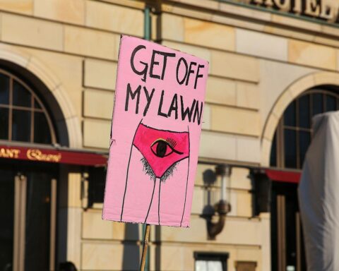Proteste gegen Gewalt an Frauen, Menschen versammeln sich für Rechte und Schutzmaßnahmen.