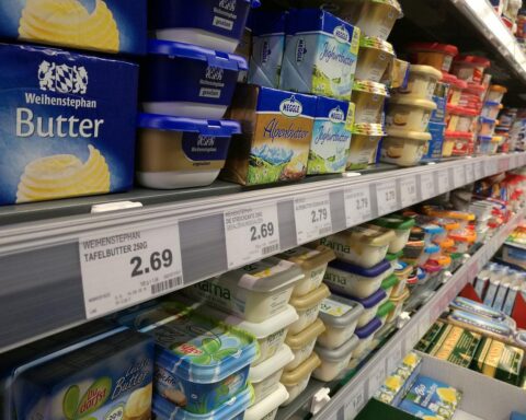 Butter im Supermarkt, als Symbol für drohende Preissteigerungen bei Lebensmitteln und politische Forderungen.