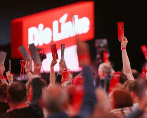 Symbolische Darstellung des Linken-Parteitags mit Anwendungen gegen Antisemitismus und Unterstützung für Frieden.