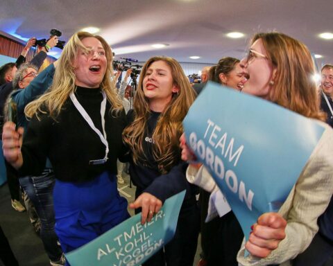 CDU-Generalsekretär Linnemann feiert Wahlprognose, während SPD und Grüne kritische Reaktionen zeigen.