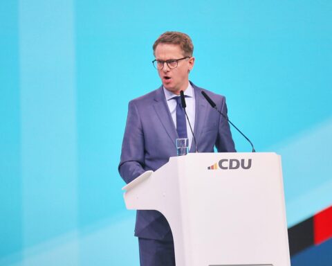 Carsten Linnemann warnt vor steigenden Ölpreisen und möglichen Inflationsfolgen für die Wirtschaft.