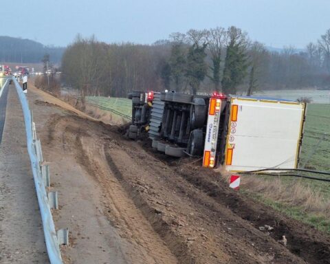 Verunfallter Lkw auf Autobahn, Vollsperrung und Verkehrsunfall in Travenbrück, Polizei ist vor Ort.