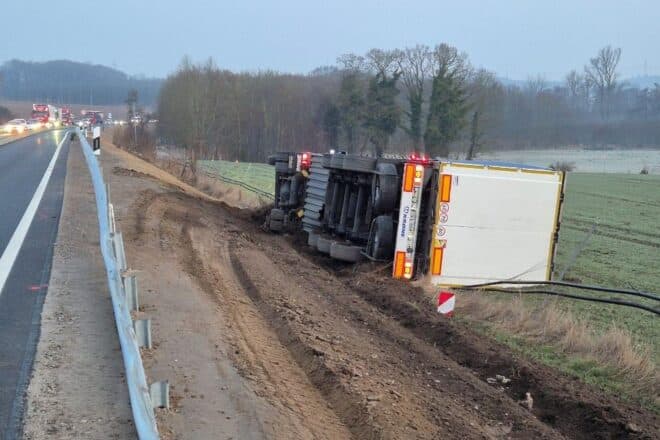 Lkw-Unfall auf A21 bei Travenbrück führt zu mehrstündiger Vollsperrung