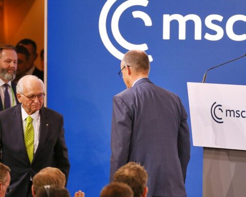 Wolfgang Ischinger und Friedrich Merz diskutieren sicherheitspolitische Strategien zu Nahost-Konflikten in Europa.