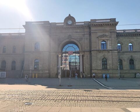 Magdeburg Hauptbahnhof mit Informationen über neues vergünstigtes Sozialticket für öffentliche Verkehrsmittel.