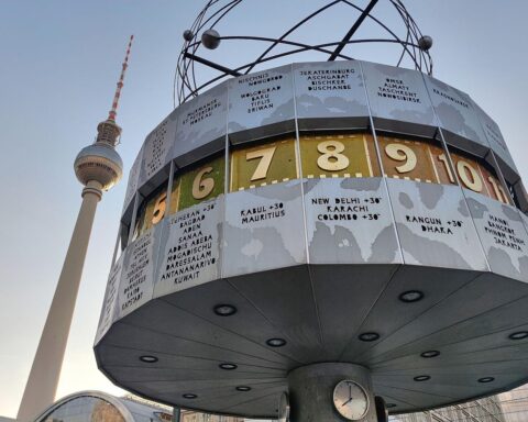 Weltzeituhr und Fernsehturm am Alexanderplatz, Berlin: Schauplatz eines Angriffs auf einen 25-Jährigen.
