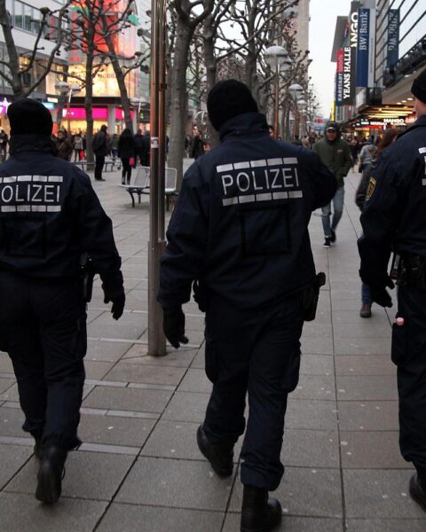 Polizei in Fußgängerzone, Ermittlungen nach schwerem Angriff in Grimmen, Verletzte und flüchtige Täter.