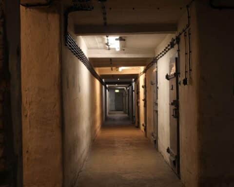 Ein Polizeieinsatz nach Raubüberfall: Tankstelle, Machete, Verhaftung, Motorroller, Fahndung.