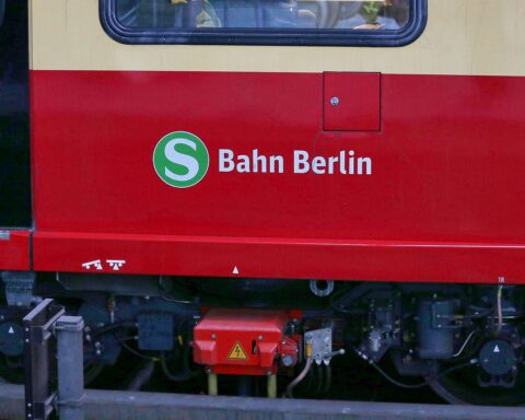 S-Bahn in Berlin mit Passagieren, während Polizei über sexuelle Belästigung informiert.