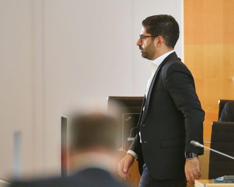 Zwei Kontrolleure der Deutschen Bahn nach Fahrscheinprüfung in S-Bahn angegriffen, Verletzungen erlitten.