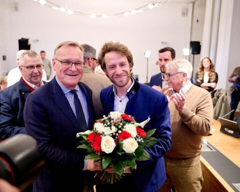 Oberbürgermeister Starke gratuliert Niedermaier zur Wahl, feierliche Atmosphäre, Bamberg im Hintergrund.