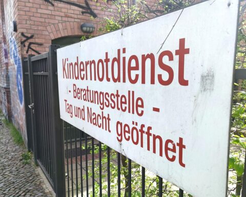 Ein Heim mit Kindern, symbolisiert durch Betreuung, Sicherheit und Unterstützung für junge Menschen.