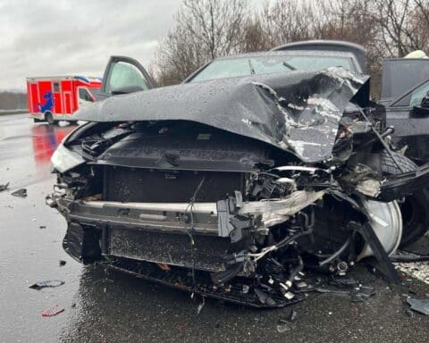Aquaplaning-Unfall auf Autobahn: Fahrzeugkontrolle verloren, leicht verletzt, hoher Sachschaden, nasse Fahrbahn.