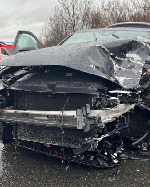 Aquaplaning-Unfall auf Autobahn: Fahrzeugkontrolle verloren, leicht verletzt, hoher Sachschaden, nasse Fahrbahn.