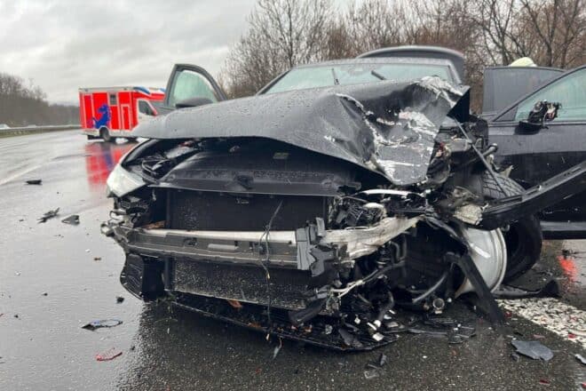 Mehrere Aquaplaning-Unfälle auf der A2 bei Bielefeld