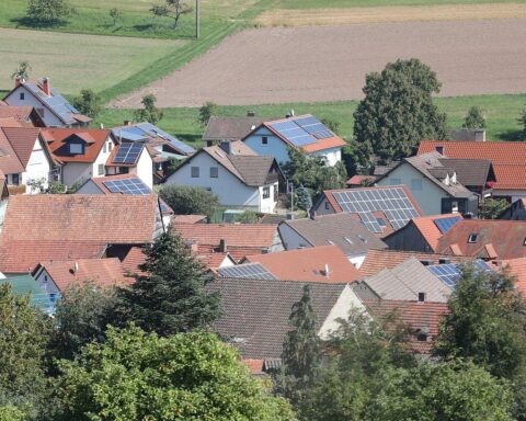Dorfansicht mit Häusern, symbolisiert die Diskussion um Deutschlands Klimaziele und Bürgermeinungen.
