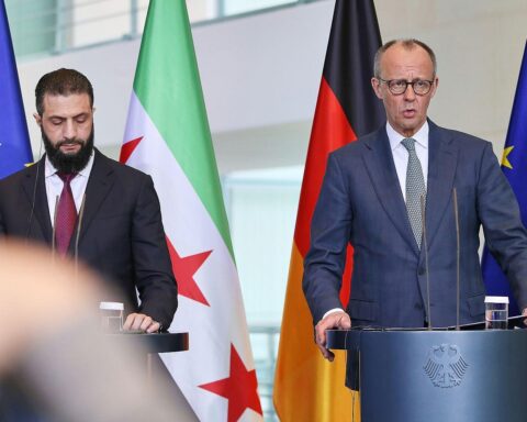 Friedrich Merz diskutiert mit Ahmed al-Scharaa über Syrer-Rückkehr und deren Auswirkungen auf Deutschland.