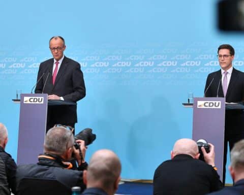 Friedrich Merz und Manuel Hagel diskutieren nach Landtagswahl in Baden-Württemberg, besorgt über grüne Kampagne.