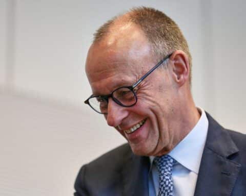 Friedrich Merz spricht während einer politischen Sitzung zur Steuerpolitik der Bundesregierung.