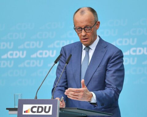 Friedrich Merz diskutiert Bürokratieabbau bei Fraktionssitzung, um schnelle Entlastungen zu erreichen.