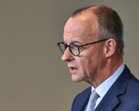 Friedrich Merz lächelt zufrieden nach Treffen mit Trump im Weißen Haus, politische Themen diskutiert.