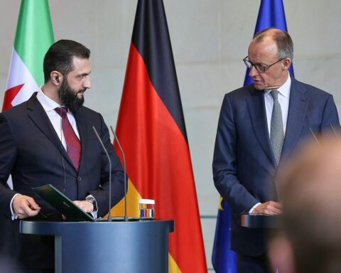 Ahmed al-Scharaa und Friedrich Merz bei Treffen zur syrischen Wiederaufbauhilfe in Berlin.