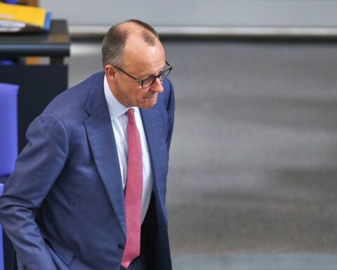 Friedrich Merz telefoniert mit Premierministerin Takaichi über geopolitische Themen und Handelsbeziehungen.